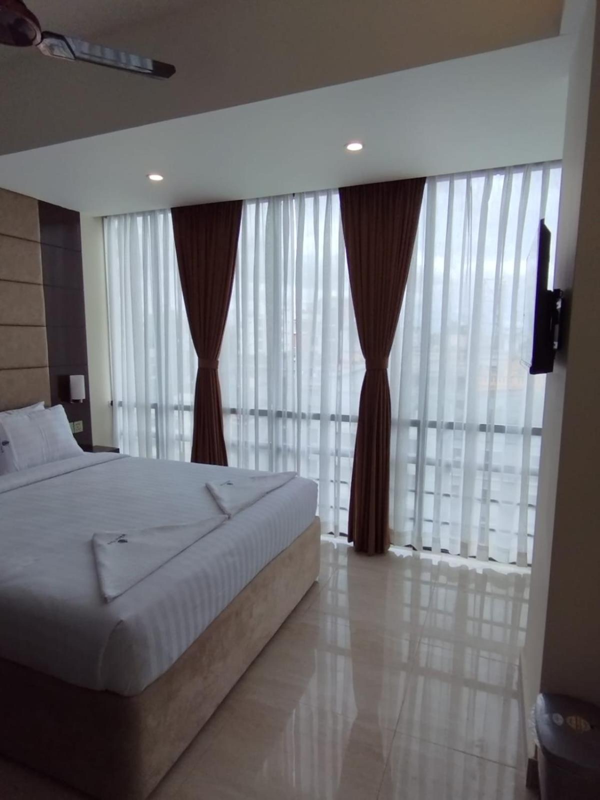 White Park Hotel & Suites Chittagong Exterior photo