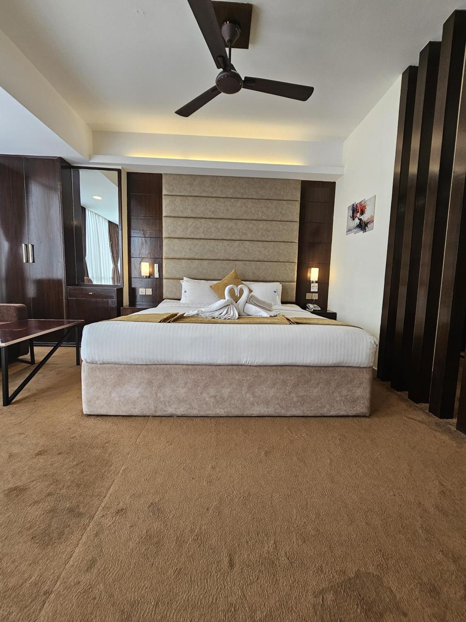 White Park Hotel & Suites Chittagong Exterior photo