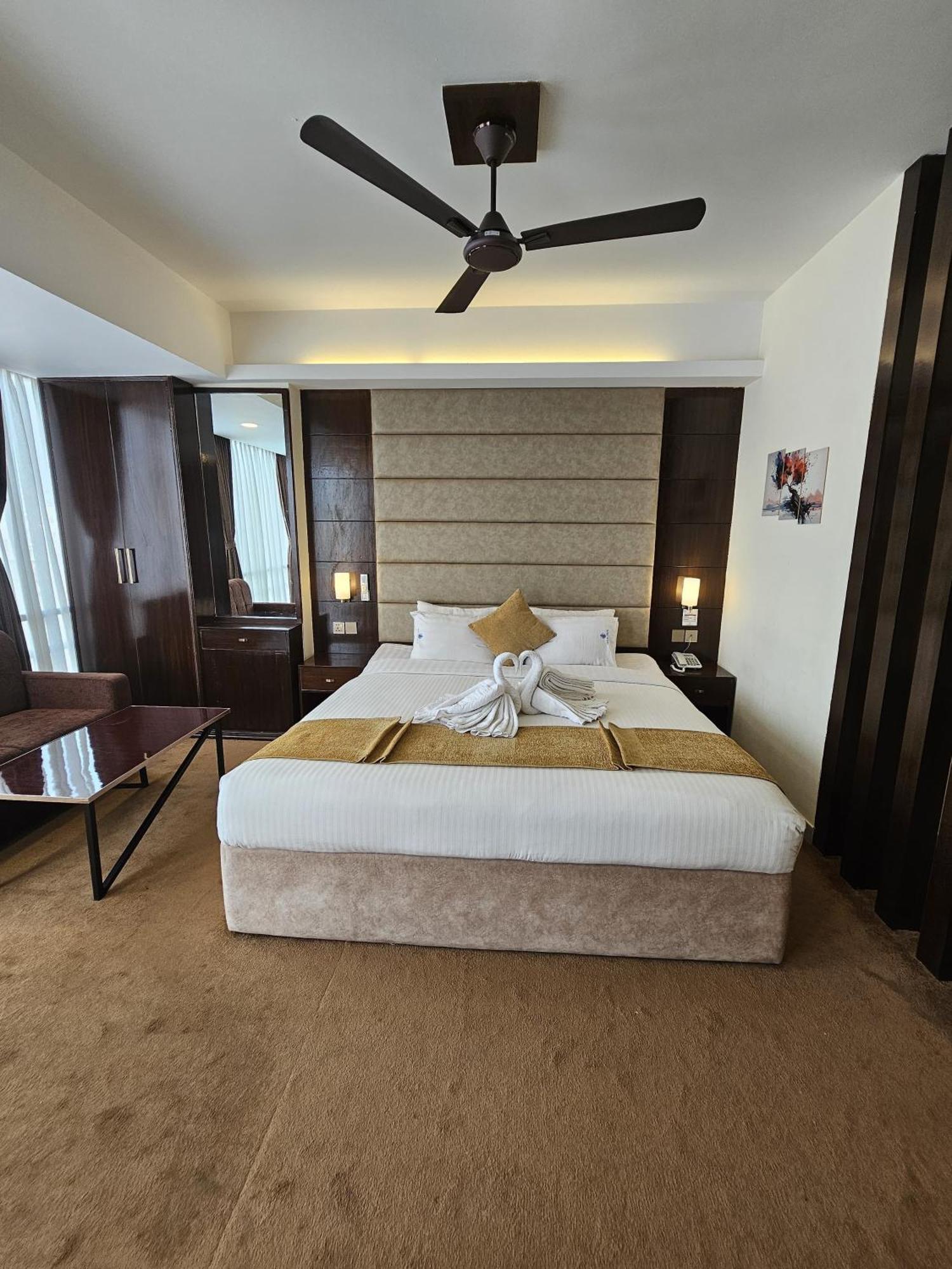 White Park Hotel & Suites Chittagong Exterior photo